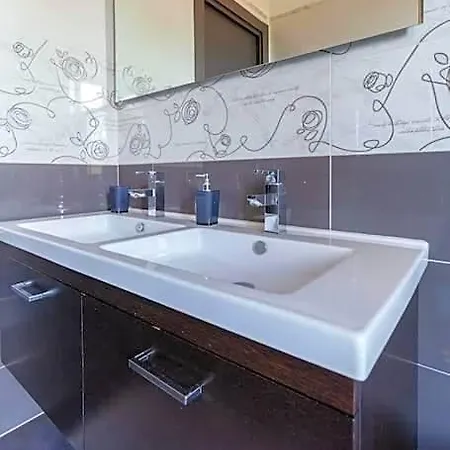 Appartement Suitehouse - With Jacuzzi & Comfort