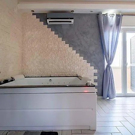 Suitehouse - With Jacuzzi & Comfort *